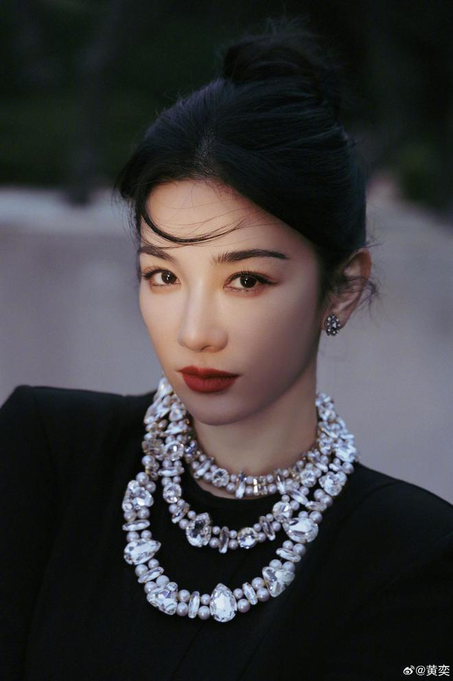 上海这一夜：冯小刚斑秃明显，田朴珺穿衣太大胆