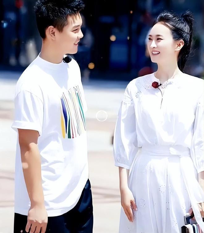 阔太王艳晒儿子成长照，17岁球球露正脸帅气有型