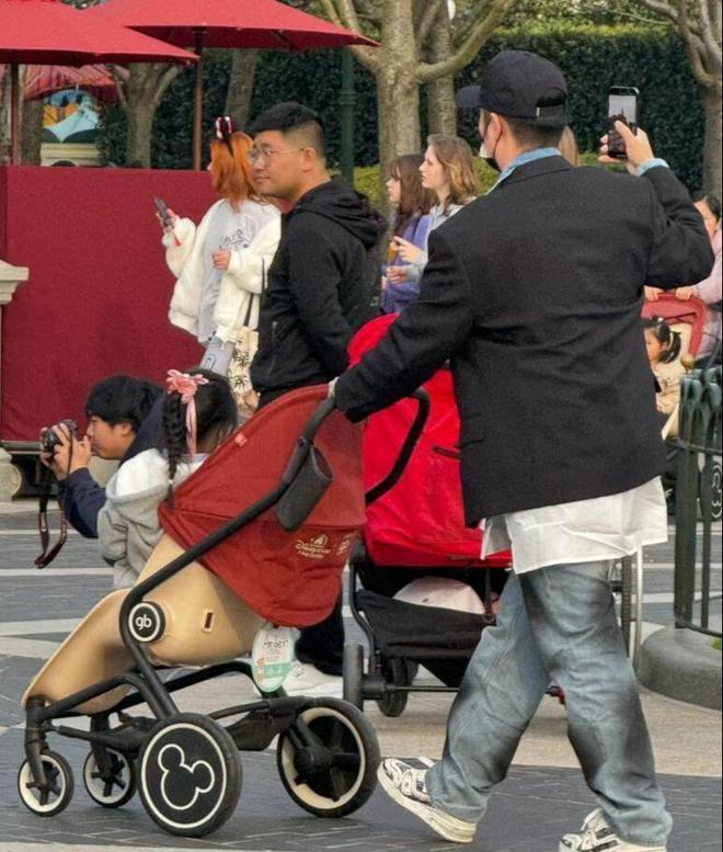 陈赫一家游迪士尼,张子萱浓妆艳抹,女儿皮肤黑