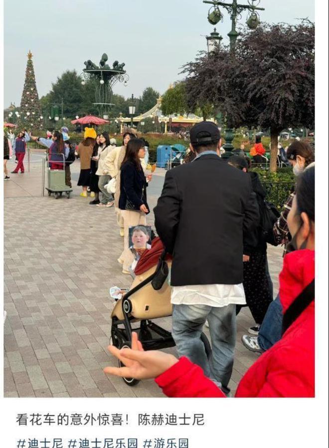 陈赫一家游迪士尼,张子萱浓妆艳抹,女儿皮肤黑