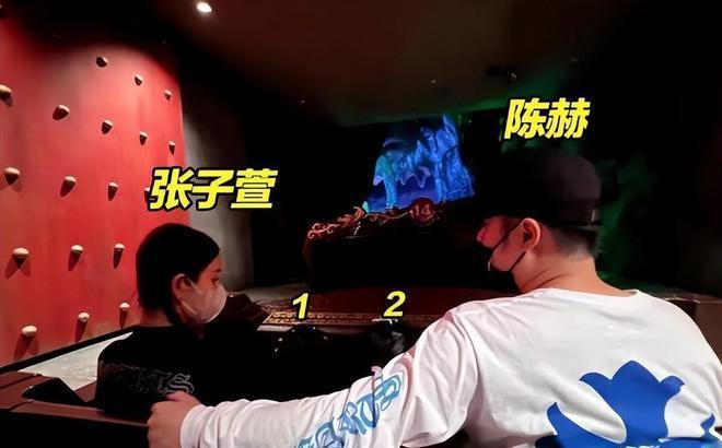 陈赫一家游迪士尼,张子萱浓妆艳抹,女儿皮肤黑