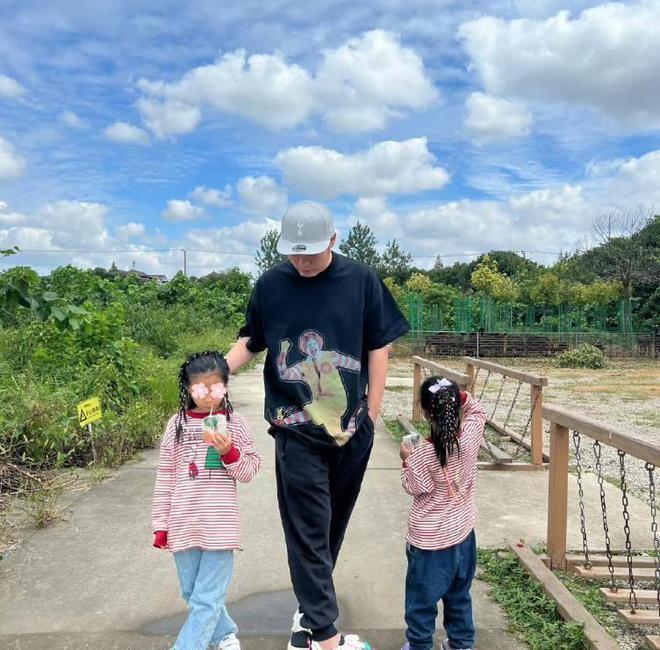 陈赫一家游迪士尼,张子萱浓妆艳抹,女儿皮肤黑