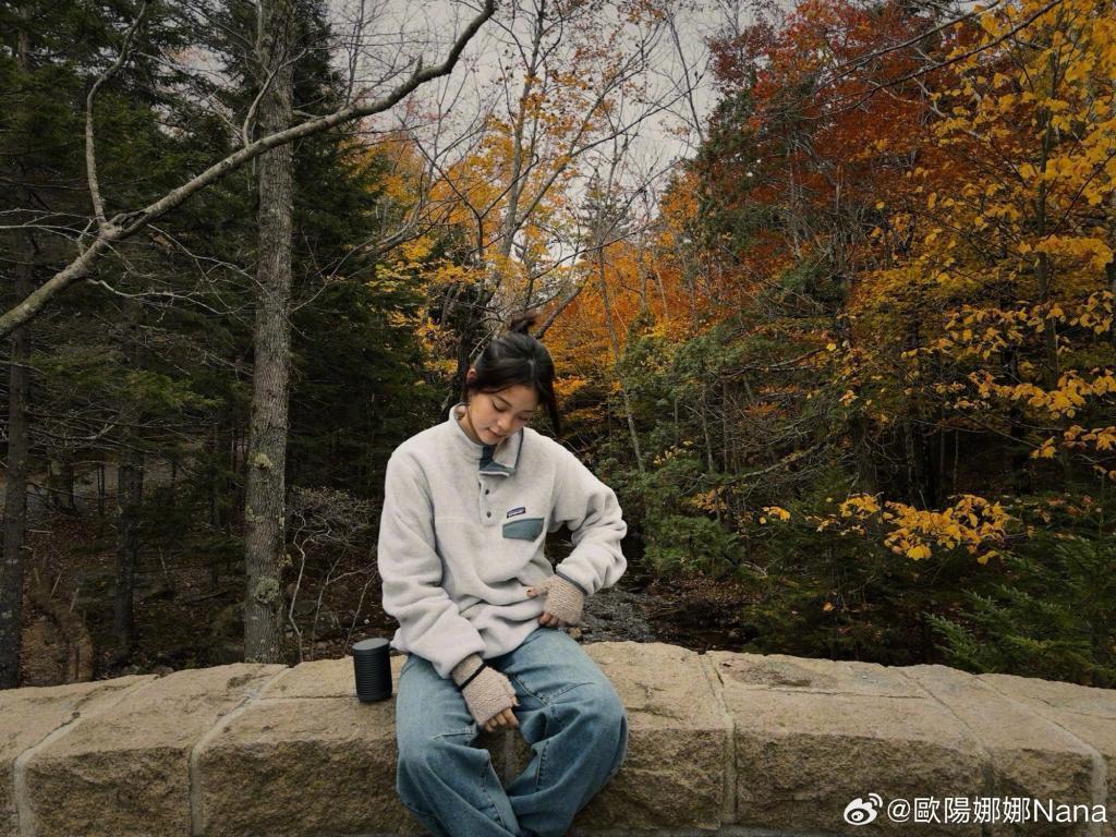欧阳娜娜晒出游美照 扎马尾穿卫衣青春随性