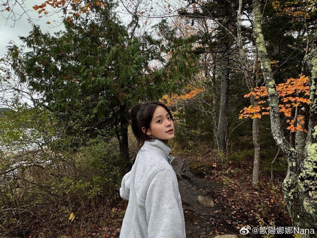 欧阳娜娜晒出游美照 扎马尾穿卫衣青春随性