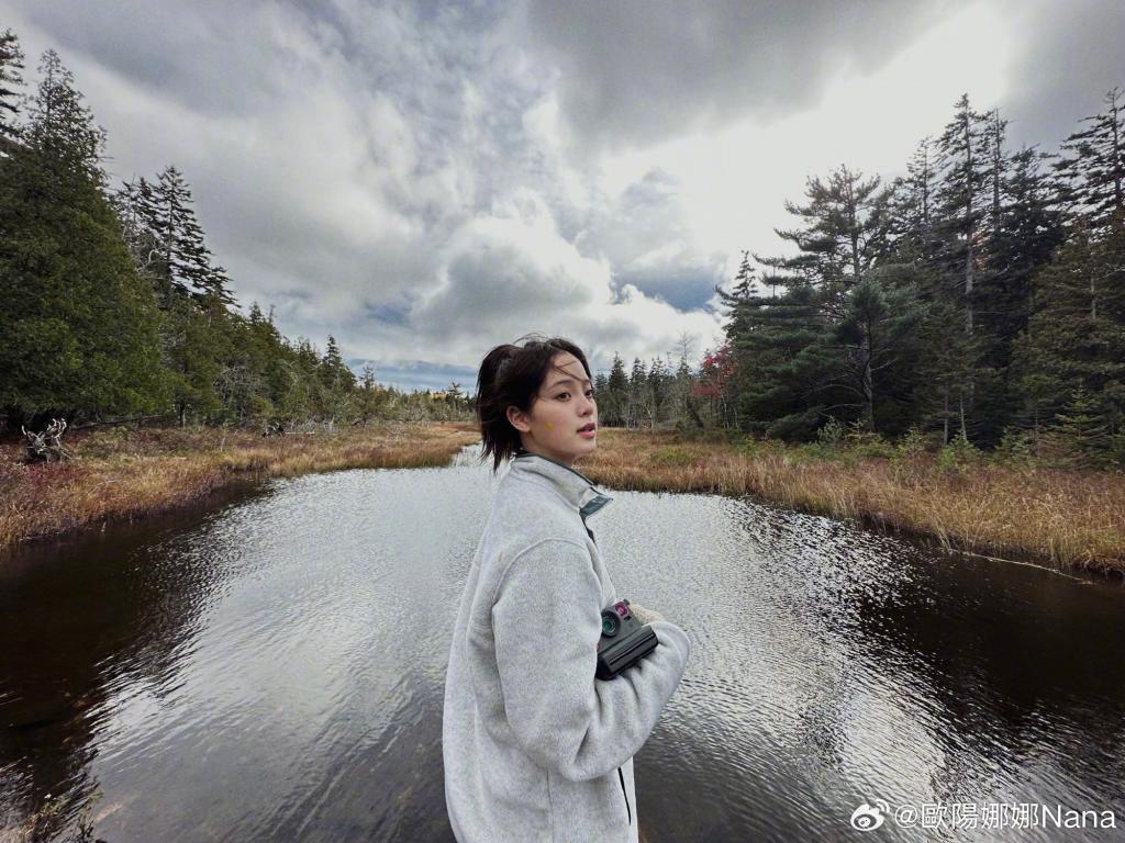 欧阳娜娜晒出游美照 扎马尾穿卫衣青春随性