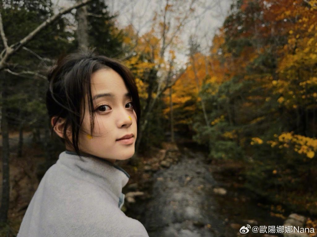 欧阳娜娜晒出游美照 扎马尾穿卫衣青春随性