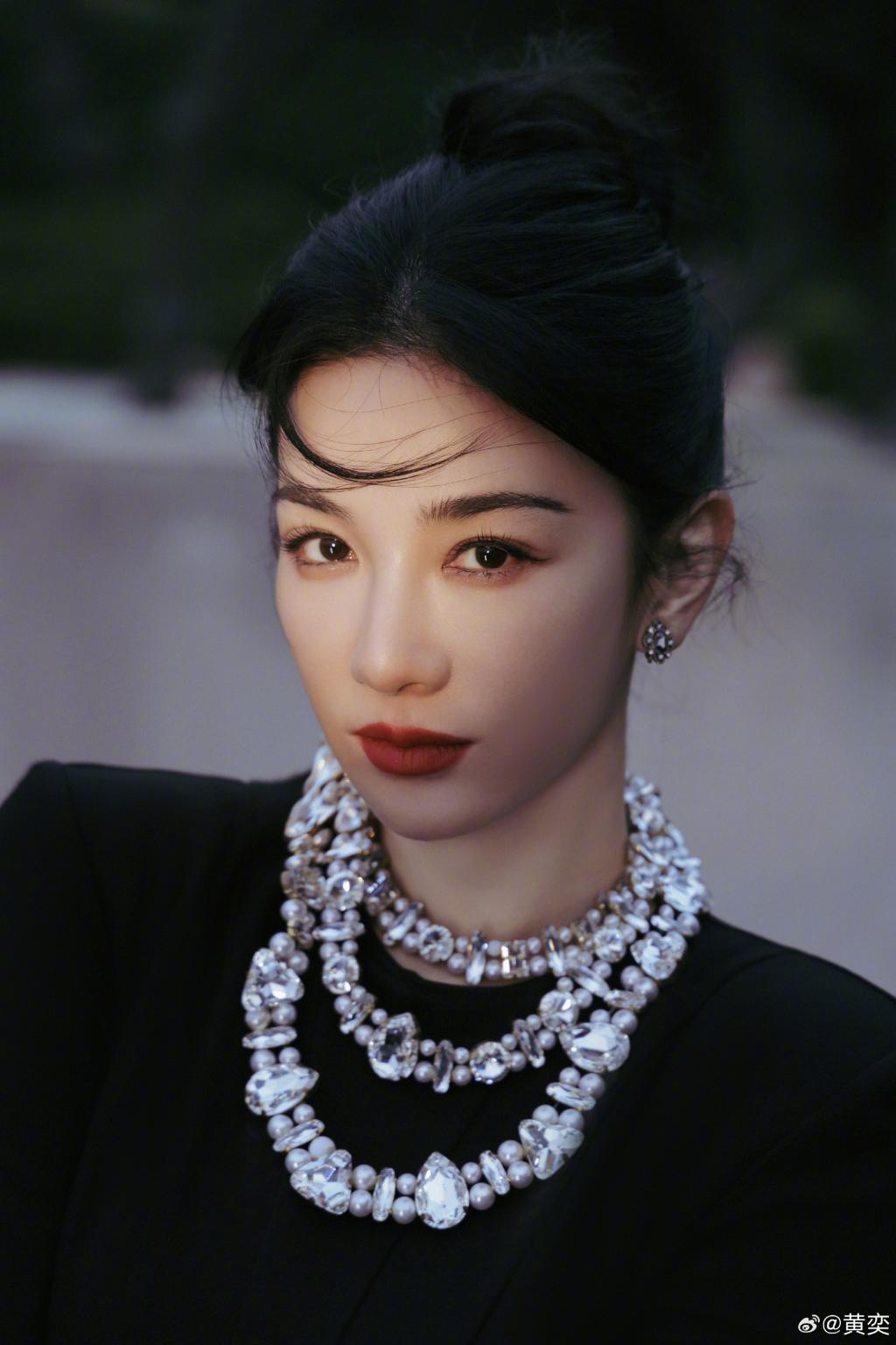 黄奕穿黑裙勾勒曼妙身姿 黑发红唇气场全开
