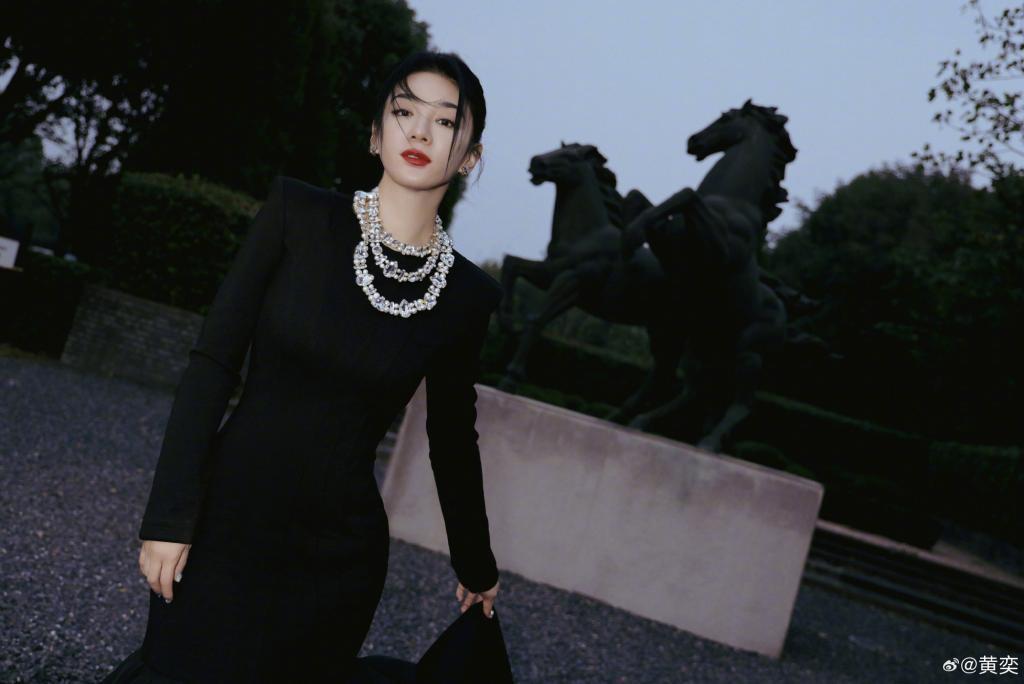 黄奕穿黑裙勾勒曼妙身姿 黑发红唇气场全开