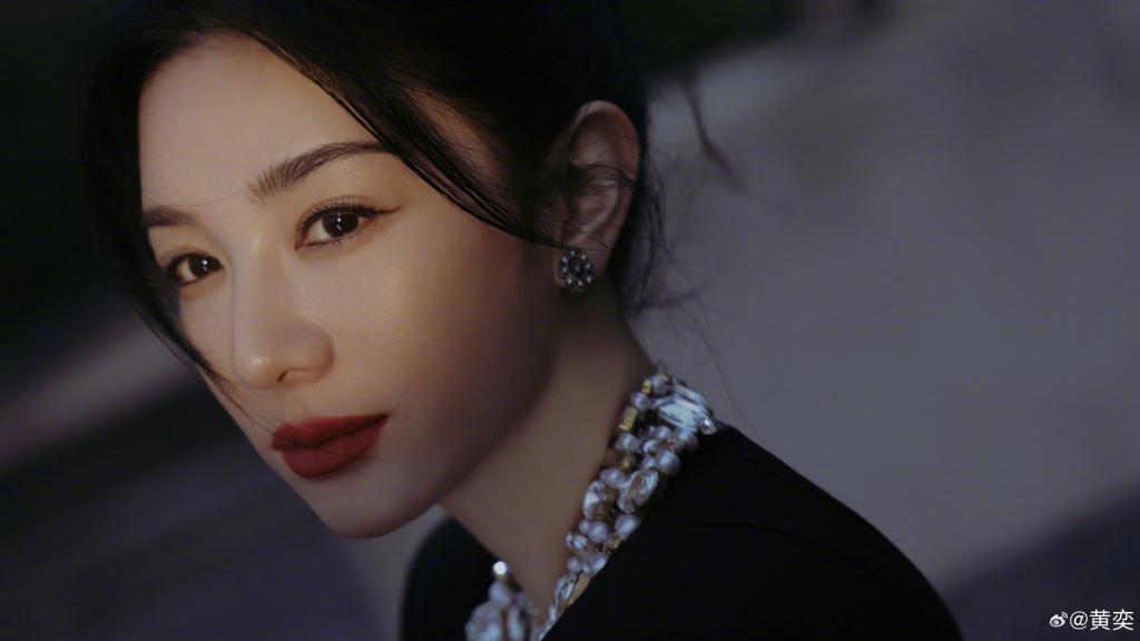 黄奕穿黑裙勾勒曼妙身姿 黑发红唇气场全开