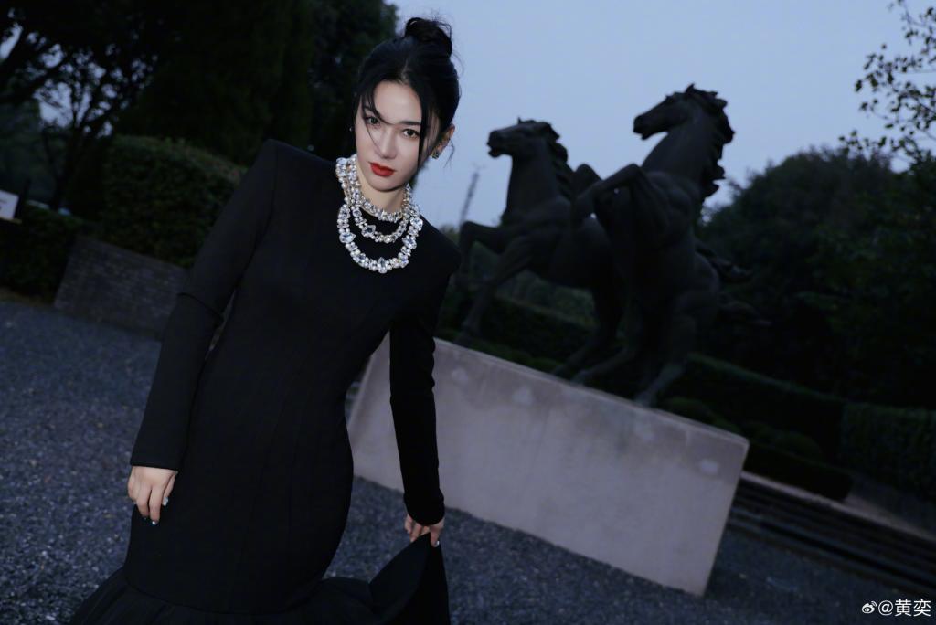 黄奕穿黑裙勾勒曼妙身姿 黑发红唇气场全开