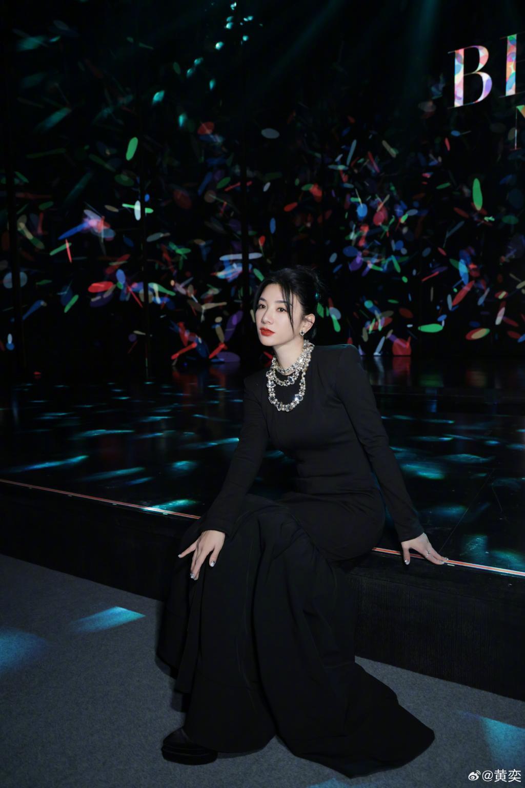 黄奕穿黑裙勾勒曼妙身姿 黑发红唇气场全开