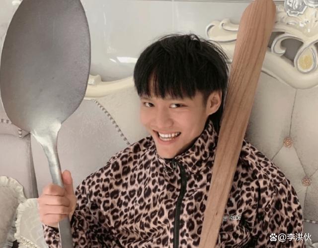 头部网红小杨哥豪掷3000万开群星演唱会，邀请歌手赵雷被拒
