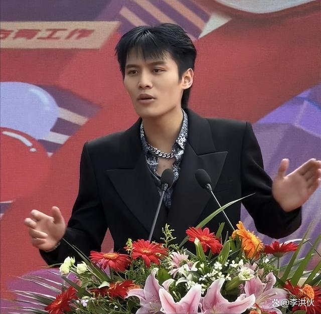 头部网红小杨哥豪掷3000万开群星演唱会，邀请歌手赵雷被拒