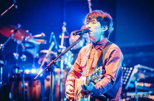 头部网红小杨哥豪掷3000万开群星演唱会，邀请歌手赵雷被拒