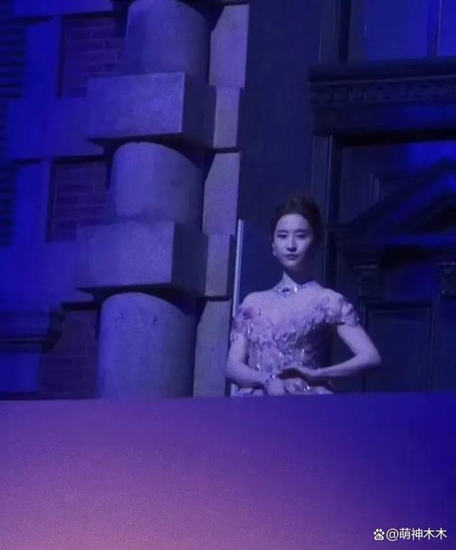 刘亦菲百万穿搭亮相宝格丽活动，生图惨被嘲