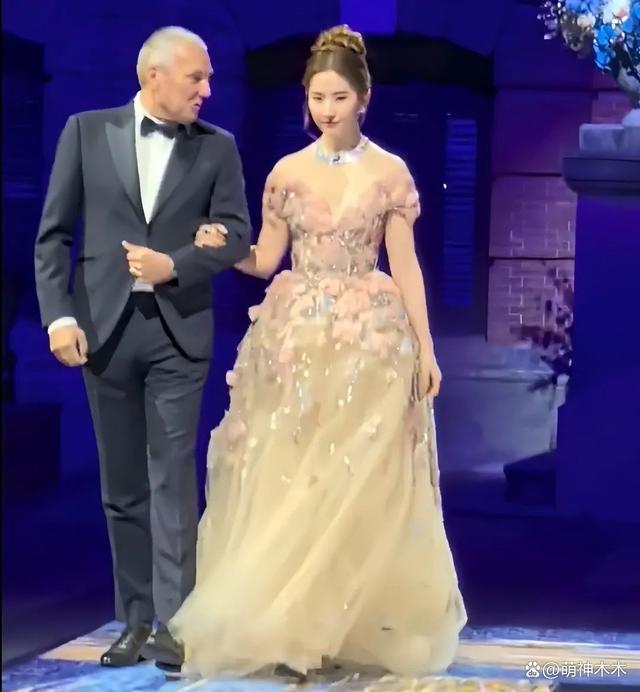 刘亦菲百万穿搭亮相宝格丽活动，生图惨被嘲