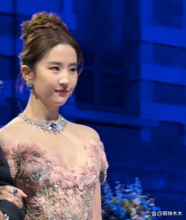 刘亦菲百万穿搭亮相宝格丽活动，生图惨被嘲