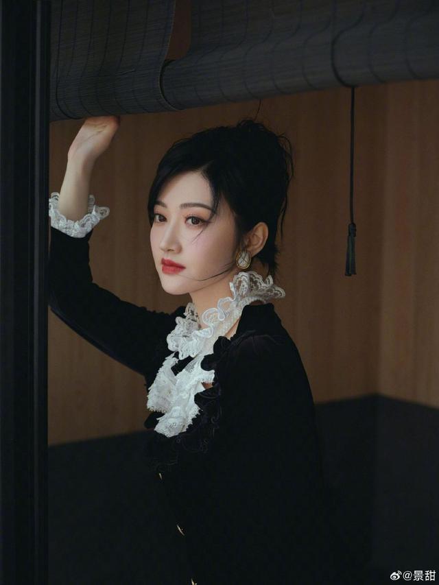 景甜穿蕾丝开叉黑裙又甜又飒 妆容精致贵气十足