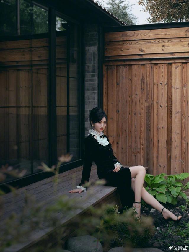 景甜穿蕾丝开叉黑裙又甜又飒 妆容精致贵气十足