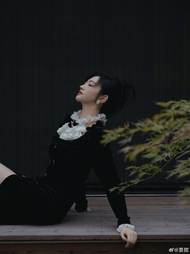 景甜穿蕾丝开叉黑裙又甜又飒 妆容精致贵气十足