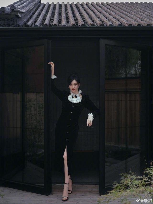 景甜穿蕾丝开叉黑裙又甜又飒 妆容精致贵气十足