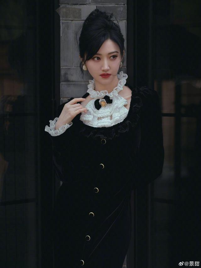 景甜穿蕾丝开叉黑裙又甜又飒 妆容精致贵气十足