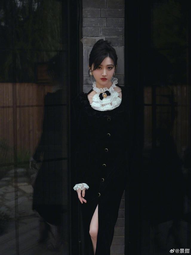 景甜穿蕾丝开叉黑裙又甜又飒 妆容精致贵气十足