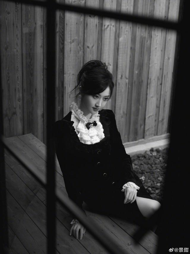 景甜穿蕾丝开叉黑裙又甜又飒 妆容精致贵气十足