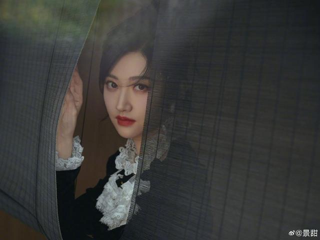 景甜穿蕾丝开叉黑裙又甜又飒 妆容精致贵气十足