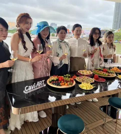 四太梁安琪参加澳门俪群会，与多位豪门阔太同框，站C位气质出众