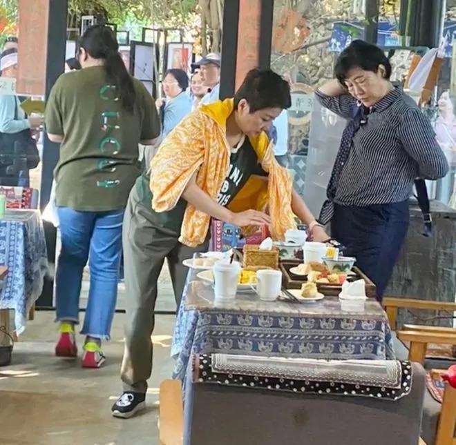 四太梁安琪参加澳门俪群会，与多位豪门阔太同框，站C位气质出众