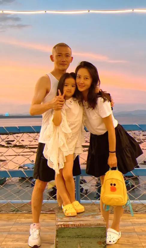 聂远老婆晒全家福庆结婚10周年，一家四口共用一张脸，颜值都好高