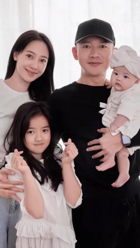 聂远老婆晒全家福庆结婚10周年，一家四口共用一张脸，颜值都好高