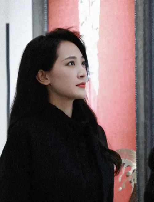 聂远老婆晒全家福庆结婚10周年，一家四口共用一张脸，颜值都好高