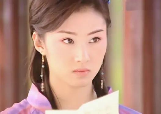 聂远老婆晒全家福庆结婚10周年，一家四口共用一张脸，颜值都好高