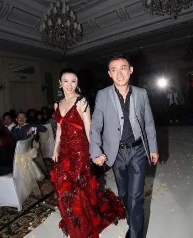 聂远老婆晒全家福庆结婚10周年，一家四口共用一张脸，颜值都好高