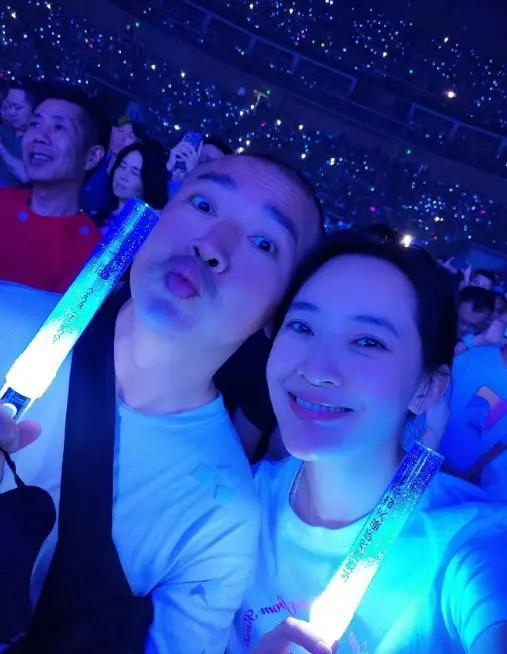 聂远老婆晒全家福庆结婚10周年，一家四口共用一张脸，颜值都好高