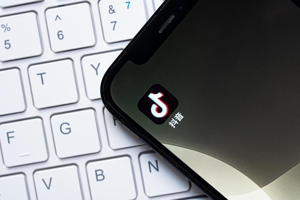 阿里停止拆分阿里云；iPhone 明年可与 Android 机通信；网友：千元特斯拉「赛博啤酒」很垃圾