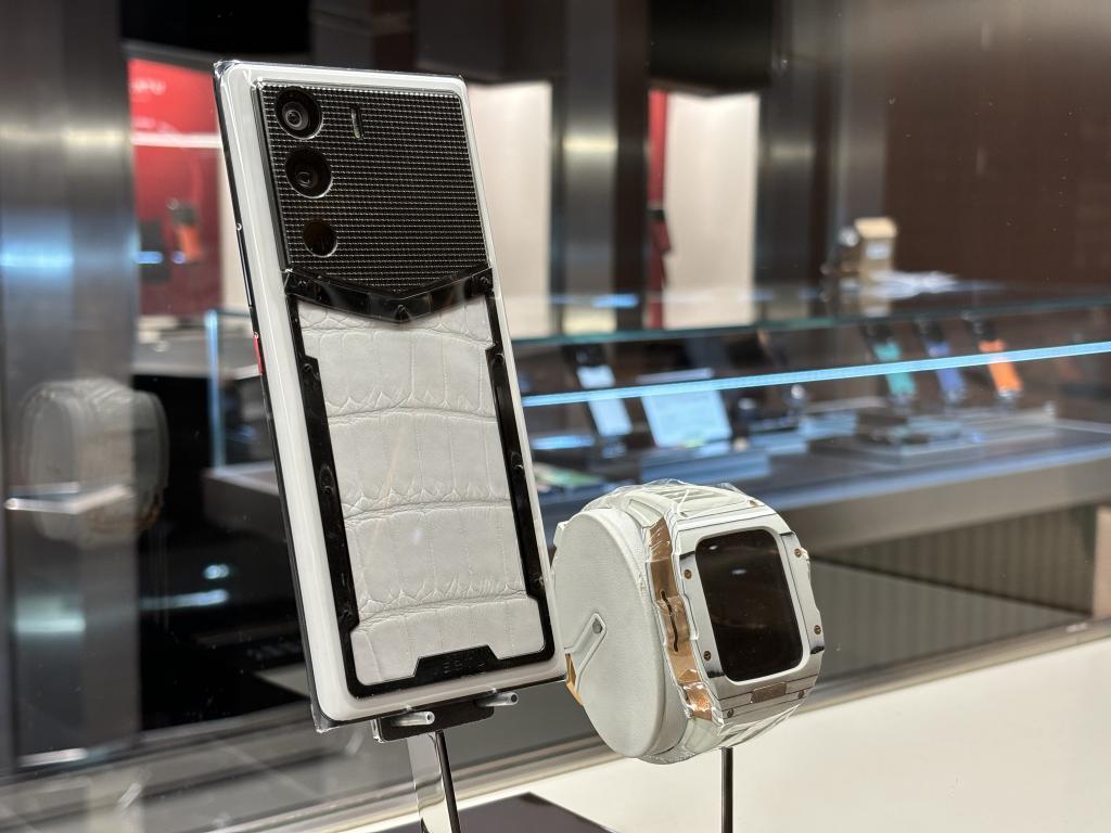 VERTU门店探访实录：2023年，谁还在买奢侈品手机？