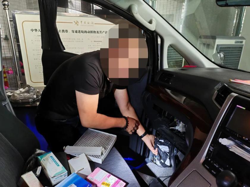 一两地牌客车被查：车头前柱、发动机空气过滤器内藏匿120个CPU