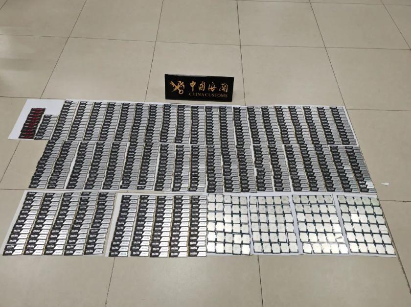 一两地牌客车被查：车头前柱、发动机空气过滤器内藏匿120个CPU