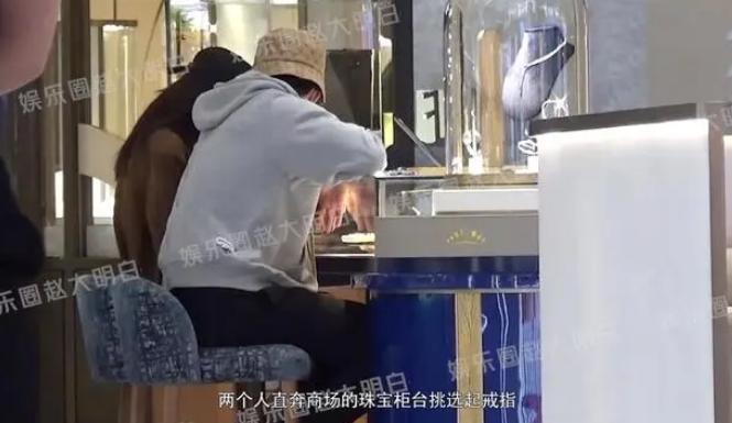 刚火就被扒出闪婚闪离了啊？