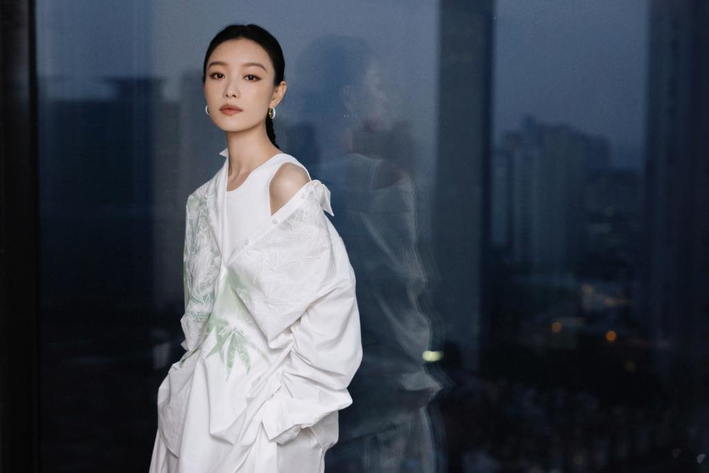 倪妮新中式造型优雅别致 气质清冷迷人
