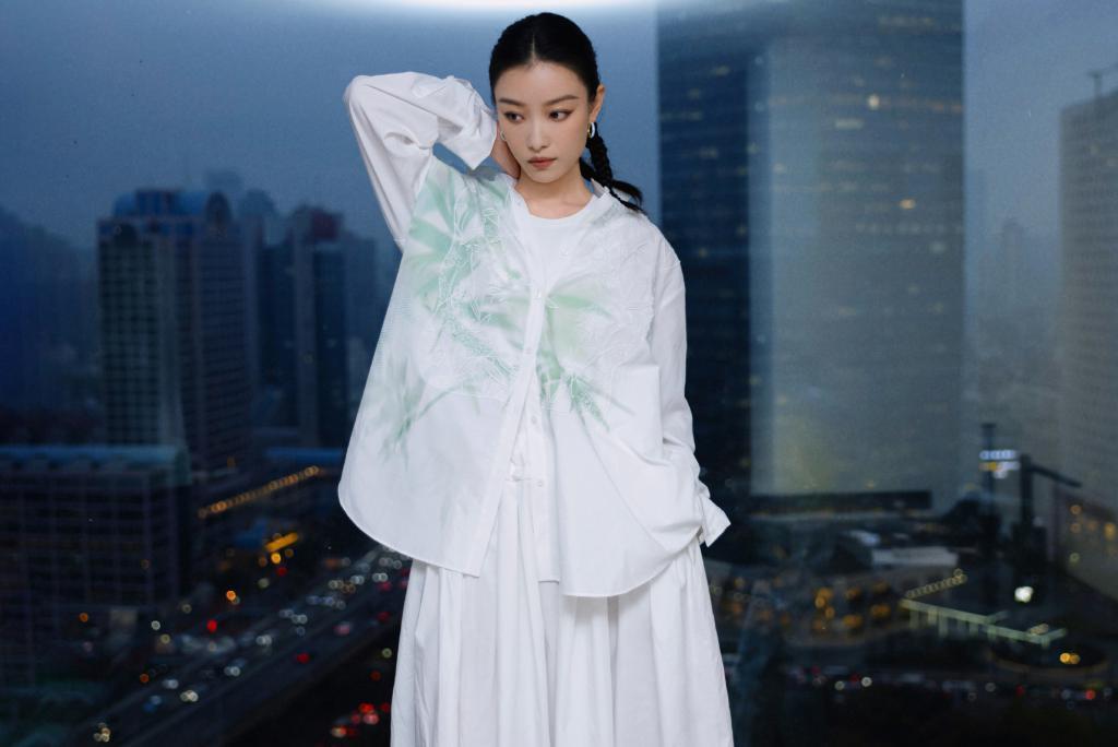 倪妮新中式造型优雅别致 气质清冷迷人