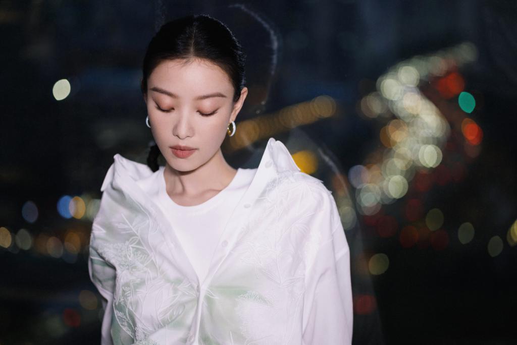 倪妮新中式造型优雅别致 气质清冷迷人