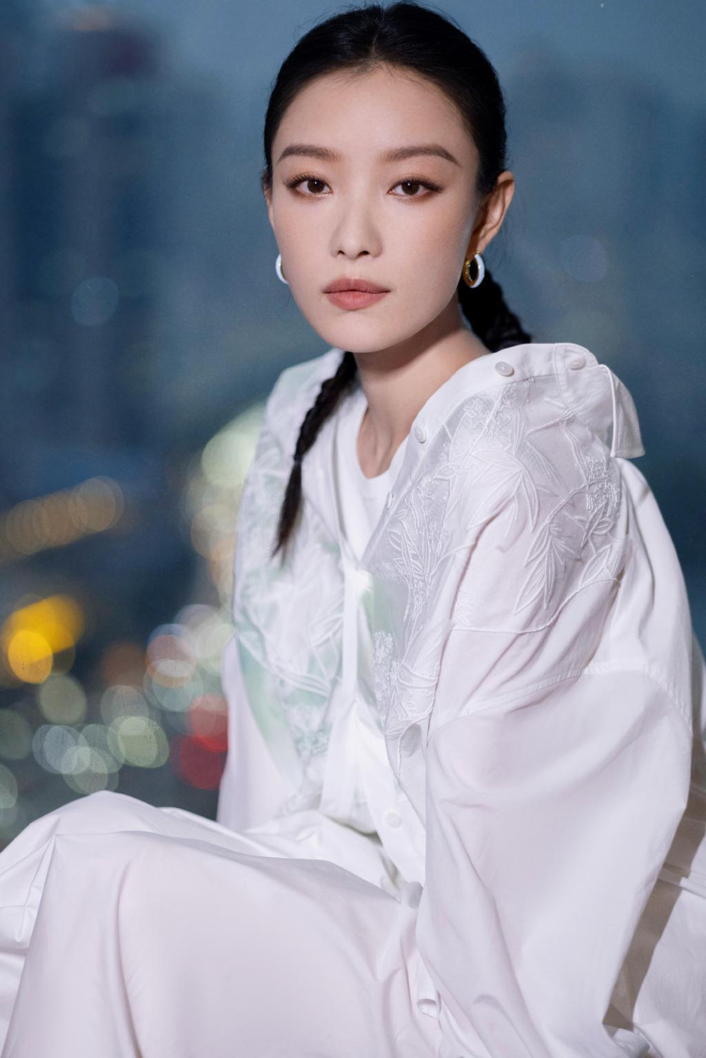 倪妮新中式造型优雅别致 气质清冷迷人