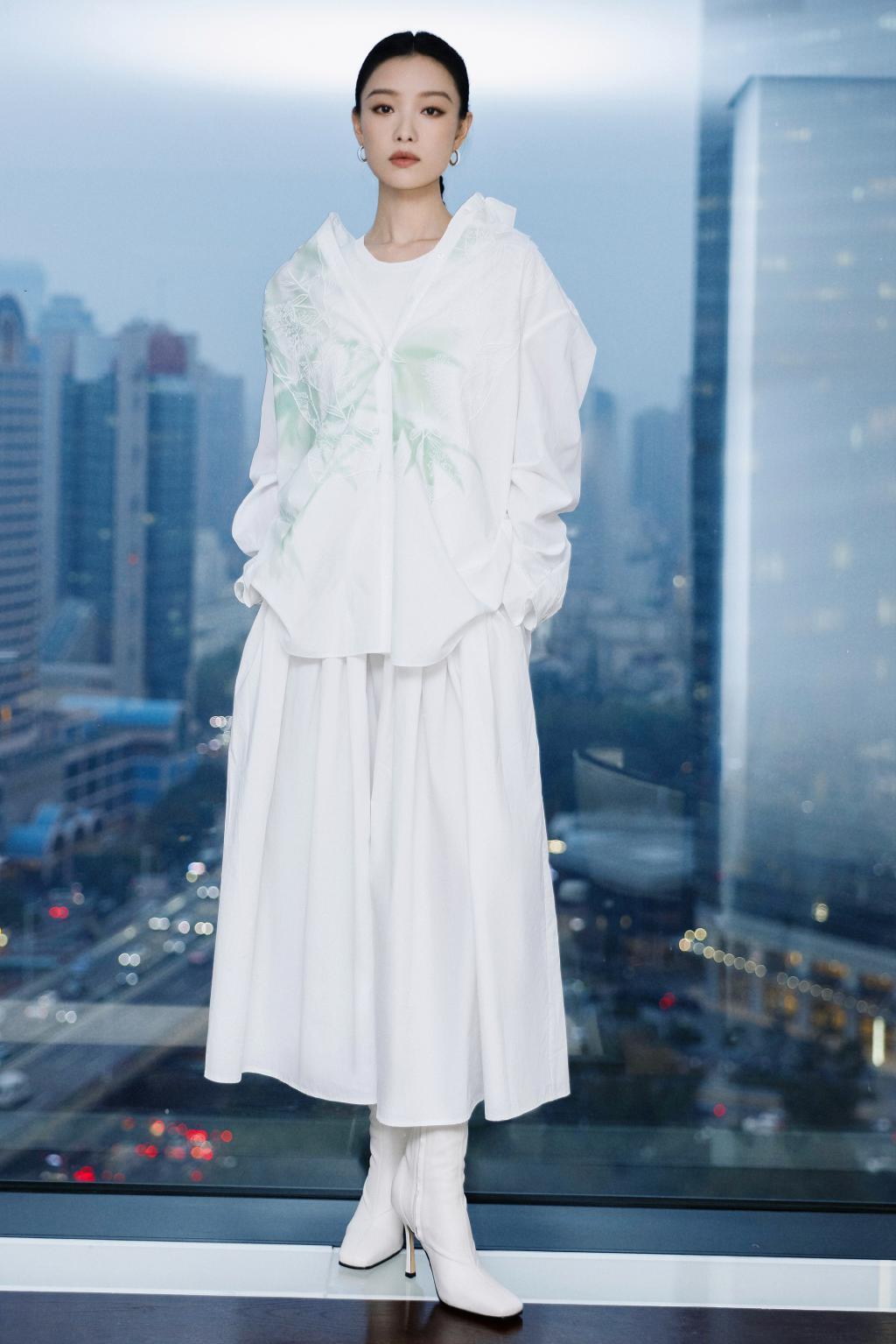 倪妮新中式造型优雅别致 气质清冷迷人