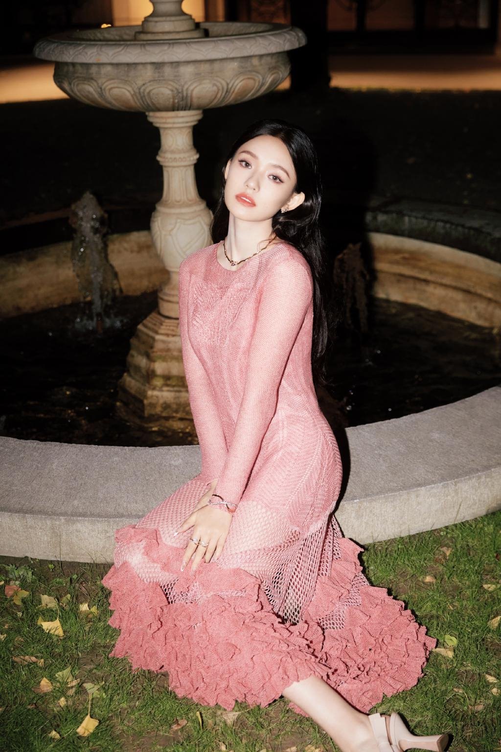 林允穿透视粉裙美腿若隐若现 回眸甜笑撩人