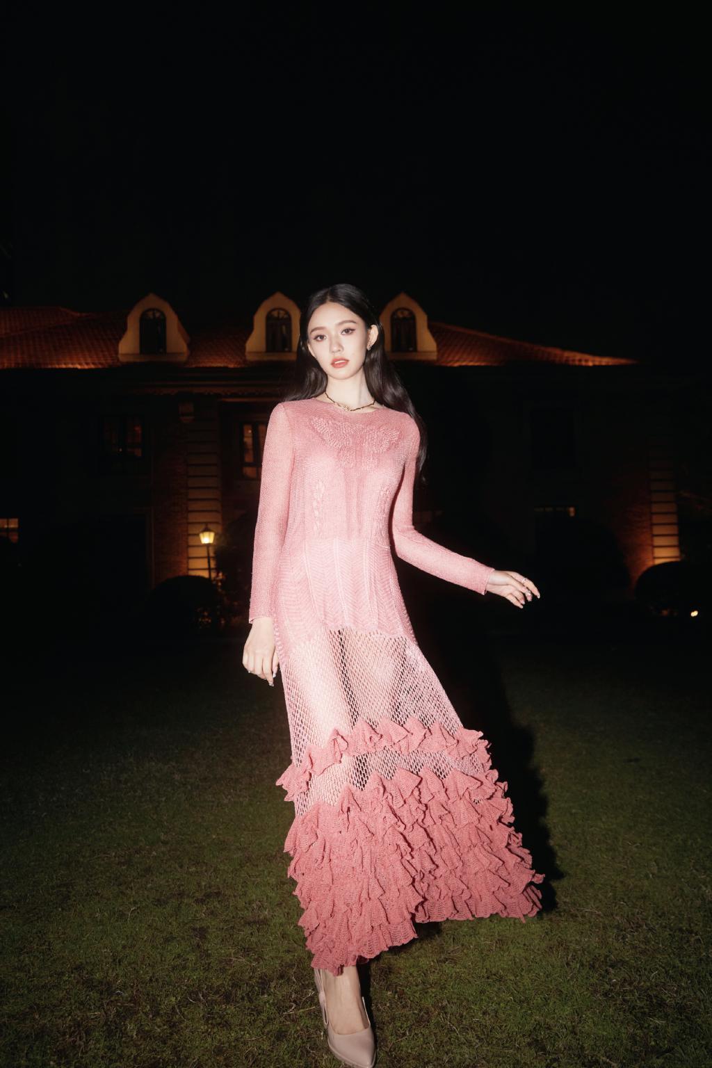 林允穿透视粉裙美腿若隐若现 回眸甜笑撩人