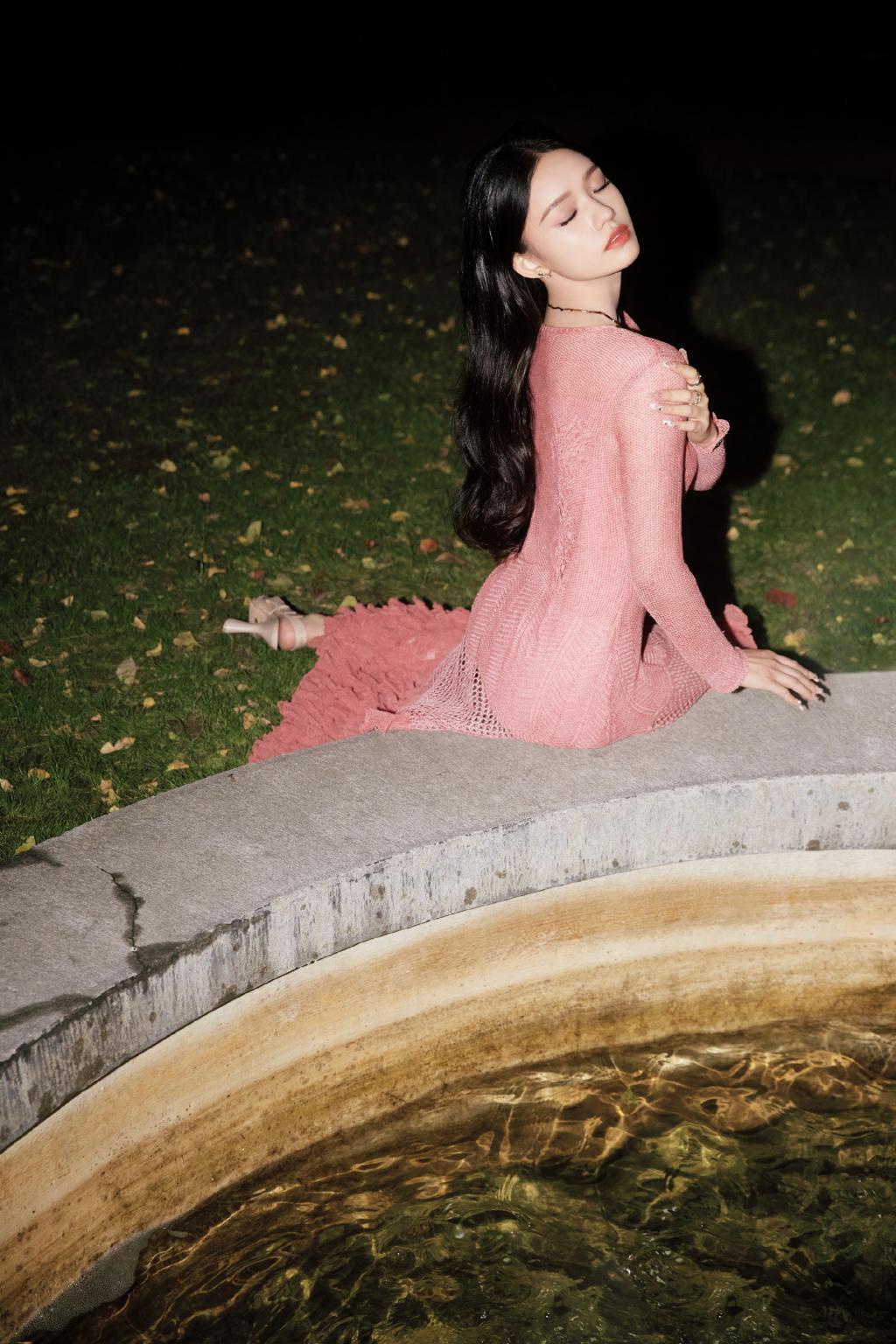 林允穿透视粉裙美腿若隐若现 回眸甜笑撩人